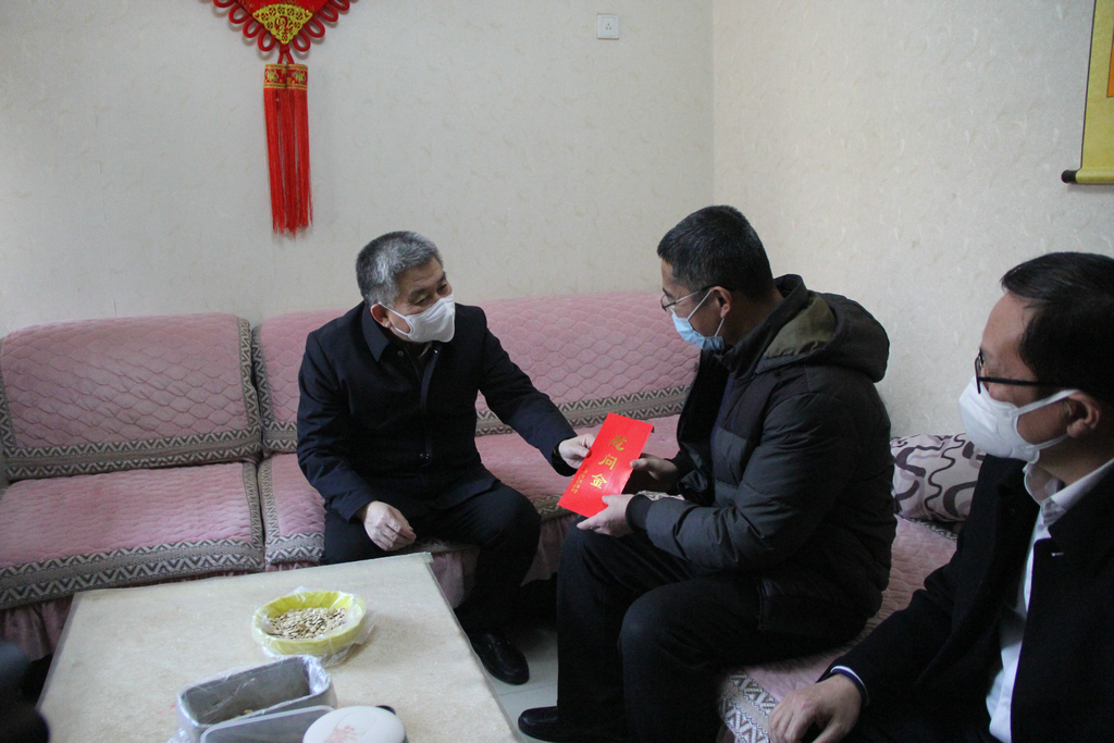 市委常委、副市长贾刚走访慰问公司困难职工 市委常委、副市长贾刚走访慰问公司困难职工