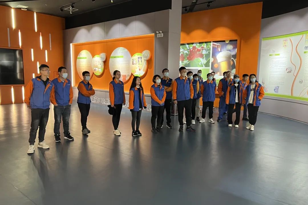 华体网在线登录入口集团组织“传递青春正能量,共筑华体网在线登录入口百年梦”青年团建活动