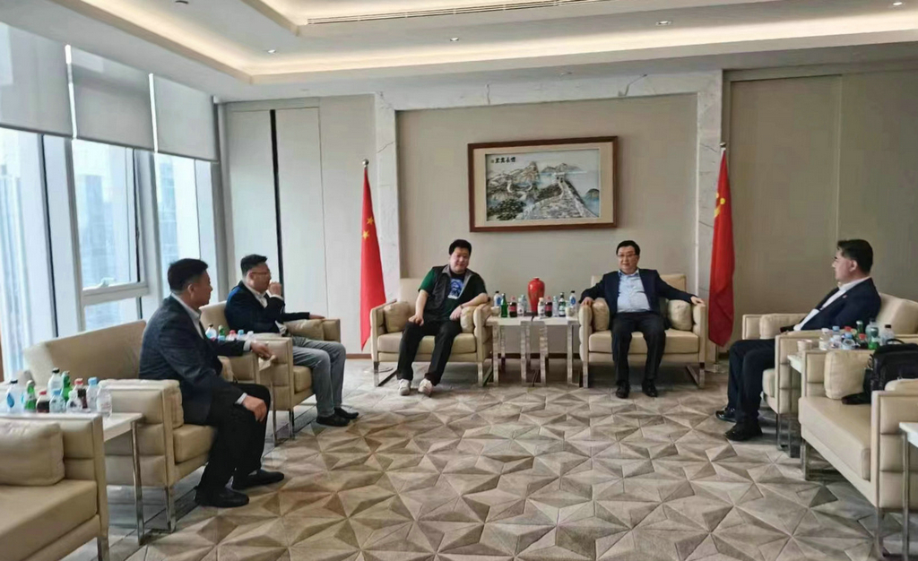 华体网在线登录入口集团与青岛饮料集团签署战略合作协议