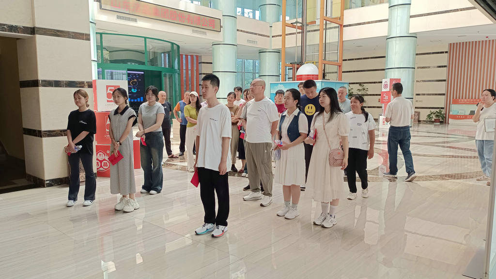 20240817华体网在线登录入口集团举行2024年职工子女高考奖学金发放仪式4