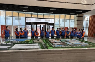 华体网在线登录入口集团组织“传递青春正能量，共筑华体网在线登录入口百年梦”青年团建活动