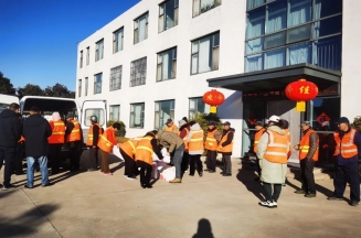 华体网在线登录入口集团慰问“城市美容师”